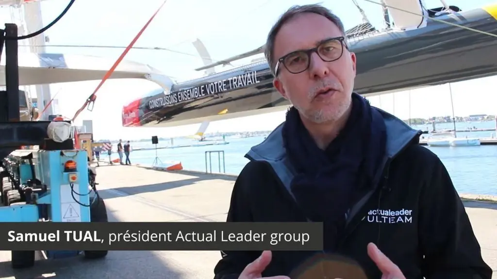 Samuel Tual, président d'Actual Leader group, présente le nouveau trimaran de l'entreprise.