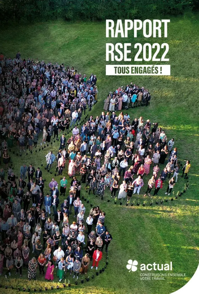 Couverture du rapport RSE 2022 du groupe Actual, montrant des collaborateurs formant le logo en trèfle.