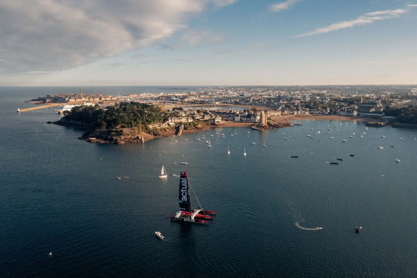 Le trimaran Actual navigue au large de Saint-Malo pour la Route du Rhum.