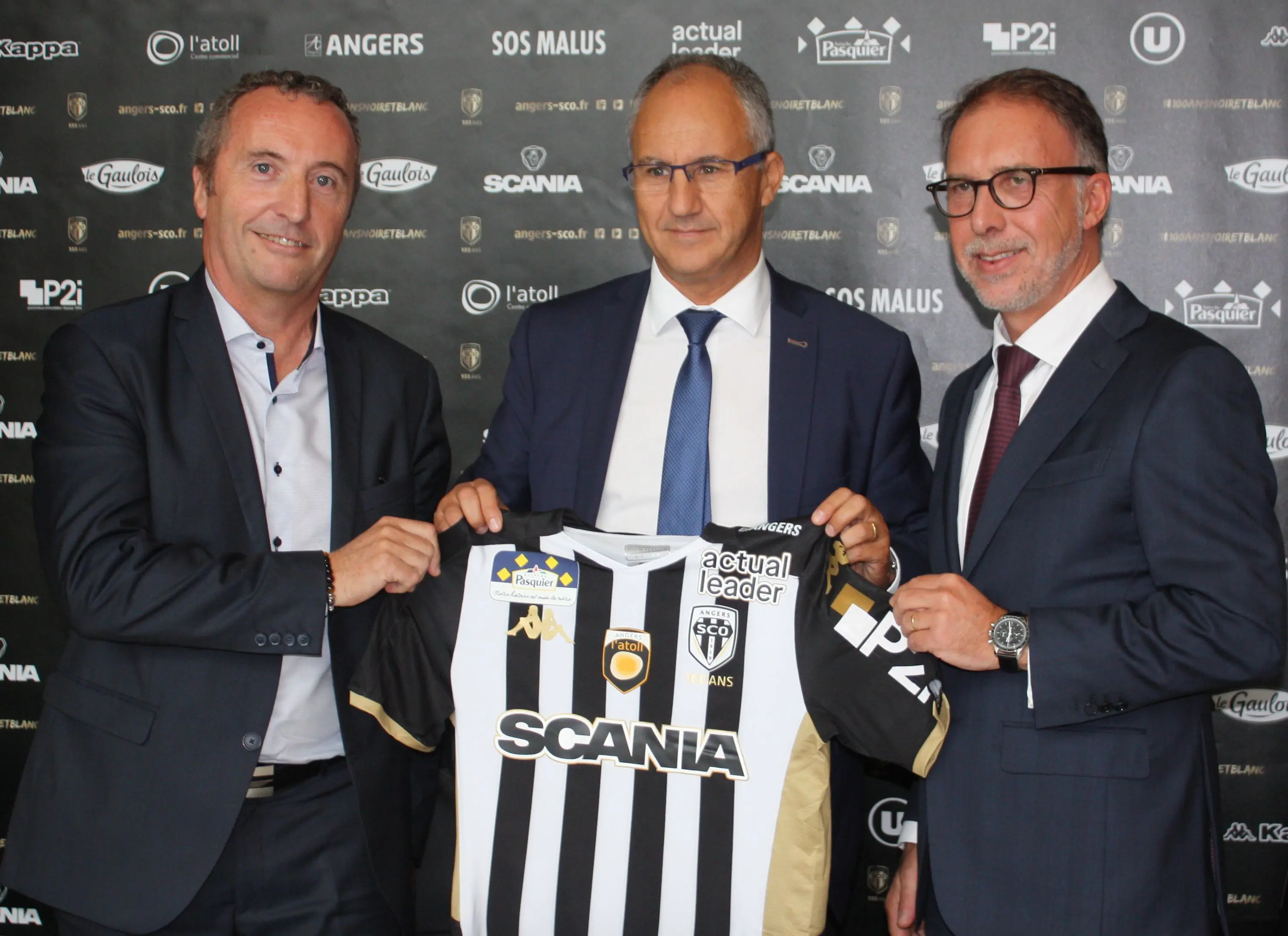 Présentation du maillot d'Angers SCO floqué du logo Actual Leader, nouveau partenaire officiel du club.