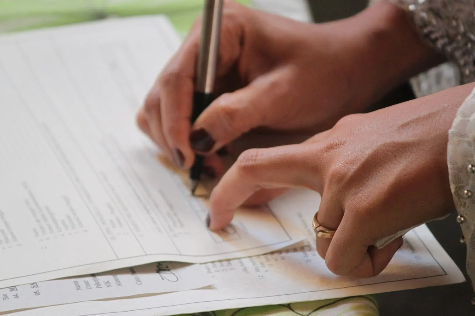 Une personne signe un contrat de travail d'intérim avec un stylo.