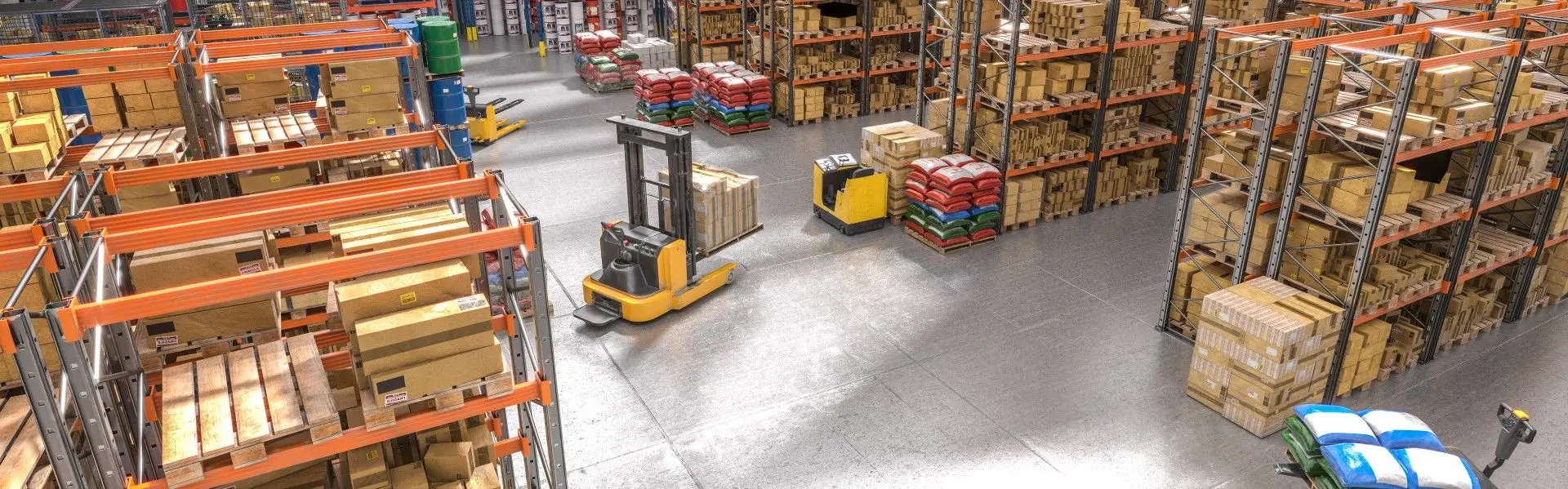 Entrepôt logistique avec des rayonnages de marchandises et un chariot de manutention.